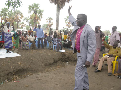 Kajo -Keji -Bp -Emmanuel -Murye -Modi -prays -with -refugees