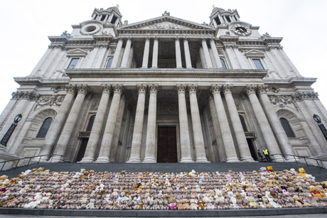 WV-Matt -Crossick PA-Wire _Bears -on -Stairs -St -Pauls -Cathedral -London -before -departure -to -Imvepi -refugee -camp -northen -Uganda -Bears -on -Stairs -02