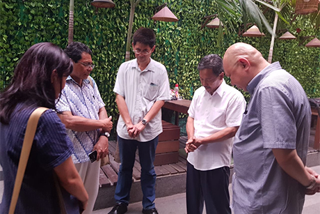 GAI_Dean -Timothy -Chong -prays -Gereja -Kristen -Indonesia -leaders -Jalan -Diponegoro -terror -attack -1805_460x 307