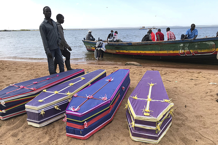 Jackson -Njehia -Reuters _volunteers -arrange -coffins -passengers -MV-Nyerere -ferry -overturned -off -Ukara -Island -Lake -Victoria -Tanzania -180922_700x 467