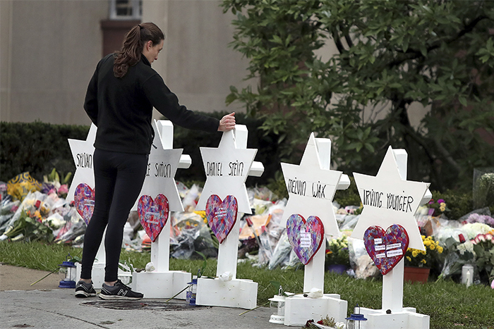 Cathal -Mc Naughton -Reuters _makeshift -memorial -181029-Tree -of -Life -synagogue -shooting -Pittsburgh -Pennsylvania -181027_700x 467